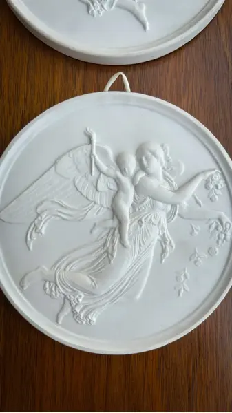 Foto de um(a) Antigo E Raro Par De Placas Anjo Em Biscuit Bing & Grondah, da categoria de Pratos Decorativos. ~ Bing & Grondah ~Antigo e raro par de placas artísticas em biscuit branco, ricamente moldadas com anjos em relevo.... Mostrado de uma perspectiva diferente. Vendido no marketplace Trésors.