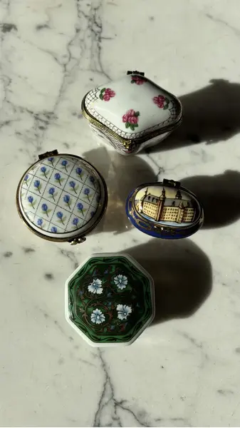 Foto de um(a) Antiga Coleção De Caixinhas Porta Comprimidos Porcelana, da categoria de Cestos e Caixas. Antigas e lindas caixinhas decorativas ou porta comprimidos em porcelana europeia. Medidas entre 5 e 6cm cada. Mostrado de uma perspectiva diferente. Vendido no marketplace Trésors.
