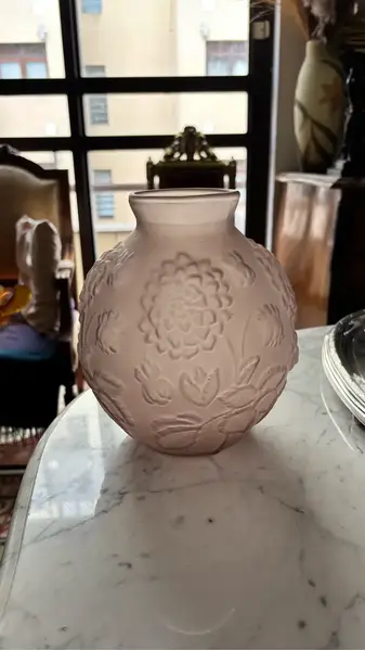 Foto de um(a) Antigo Vaso Art Deco Vidro Francês Satiné Floral Carrillo, da categoria de Vasos. ~ Made in France | Carrillo Glass ~Antigo vaso bojudo em vidro artístico francês satiné, decoração floral moldada em relevo.... Mostrado de uma perspectiva diferente. Vendido no marketplace Trésors.