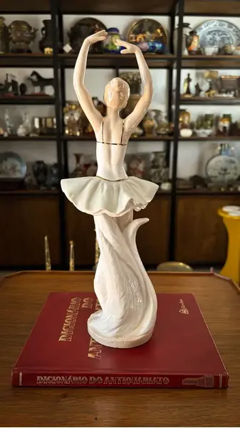 Foto de um(a) Antiga Escultura Bailarina Art Deco Porcelana Espanhola, da categoria de Escultura. ~ Os encantos de uma bailarina ~ Antiga e expressiva escultura em porcelana artística com filetes de ouro. Riqueza de... Mostrado de uma perspectiva diferente. Vendido no marketplace Trésors.