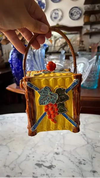 Foto de um(a) Antiga Rara Bomboniere Biscoiteira Art Deco Em Faiança Alemã, da categoria de Garrafas, potes e jarros. Antiga e rara caixa biscoiteira em faiança alemã. Lindas cores e decoração em relevo, muito decorativa. Essas peças são... Mostrado de uma perspectiva diferente. Vendido no marketplace Trésors.