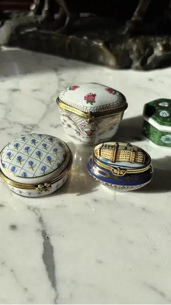 Foto de um(a) Antiga Coleção De Caixinhas Porta Comprimidos Porcelana, da categoria de Cestos e Caixas. Antigas e lindas caixinhas decorativas ou porta comprimidos em porcelana europeia. Medidas entre 5 e 6cm cada. Mostrado de uma perspectiva diferente. Vendido no marketplace Trésors.