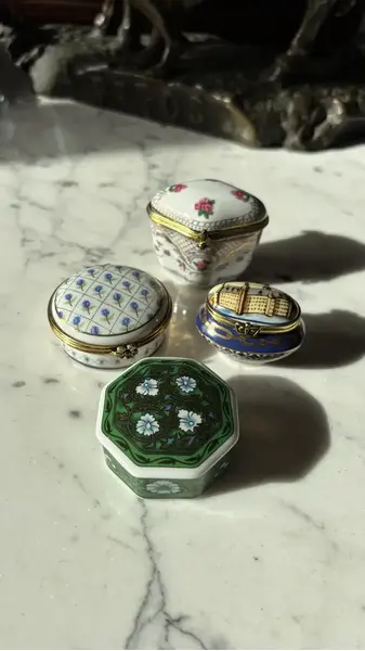 Foto de um(a) Antiga Coleção De Caixinhas Porta Comprimidos Porcelana, da categoria de Cestos e Caixas. Antigas e lindas caixinhas decorativas ou porta comprimidos em porcelana europeia. Medidas entre 5 e 6cm cada. Mostrado de uma perspectiva diferente. Vendido no marketplace Trésors.