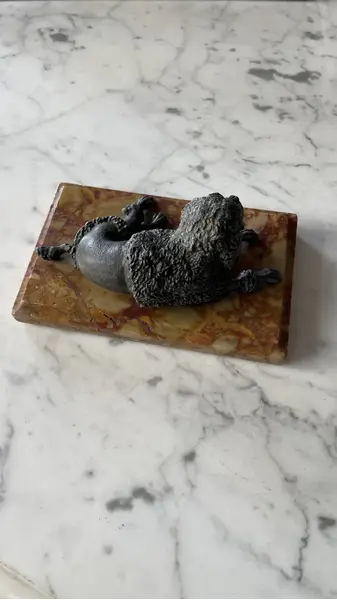 Foto de um(a) Antiga Escultura Cachorro Poodle Petit Bronze E Mármore, da categoria de Escultura. Antiga e linda escultura de cachorro da raça poodle em pétit bronze sobre mármore italiano Rosso Verona. Peça artística.... Mostrado de uma perspectiva diferente. Vendido no marketplace Trésors.