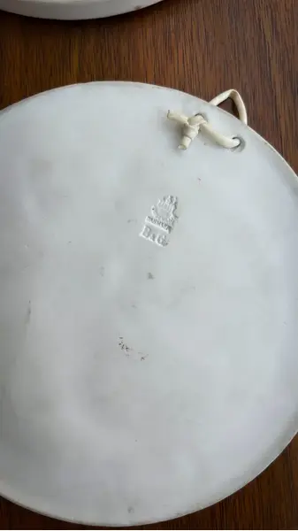 Foto de um(a) Antigo E Raro Par De Placas Anjo Em Biscuit Bing & Grondah, da categoria de Pratos Decorativos. ~ Bing & Grondah ~Antigo e raro par de placas artísticas em biscuit branco, ricamente moldadas com anjos em relevo.... Mostrado de uma perspectiva diferente. Vendido no marketplace Trésors.
