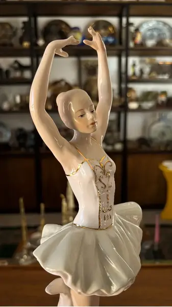 Foto de um(a) Antiga Escultura Bailarina Art Deco Porcelana Espanhola, da categoria de Escultura. ~ Os encantos de uma bailarina ~ Antiga e expressiva escultura em porcelana artística com filetes de ouro. Riqueza de... Mostrado de uma perspectiva diferente. Vendido no marketplace Trésors.