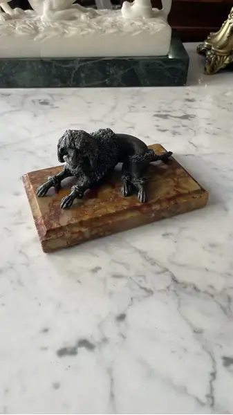 Foto de um(a) Antiga Escultura Cachorro Poodle Petit Bronze E Mármore, da categoria de Escultura. Antiga e linda escultura de cachorro da raça poodle em pétit bronze sobre mármore italiano Rosso Verona. Peça artística.... Mostrado de uma perspectiva diferente. Vendido no marketplace Trésors.
