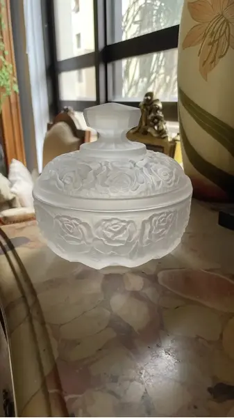Foto de um(a) Antiga Caixa Decorativa Bomboniere Cristal Francês Satiné, da categoria de Cestos e Caixas. Antiga e imponente caixa decorativa, porta joias ou bomboniere em cristal francês satiné. Decoração floral em relevo,... Mostrado de uma perspectiva diferente. Vendido no marketplace Trésors.