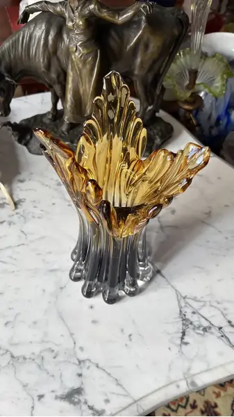 Foto de um(a) Antigo Vaso Cornucópia Em Murano Italiano Âmbar Art Deco, da categoria de Vasos. Belíssimo vaso de Murano artístico, feito à mão. Formato icônico, da mesma época das cornucópias. Década de 1960/70.Linda... Mostrado de uma perspectiva diferente. Vendido no marketplace Trésors.