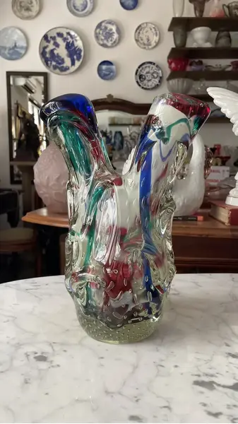 Foto de um(a) Antigo Diferente Vaso Jarro Art Deco Cactus Murano Italiano, da categoria de Vasos. Antigo e diferente vaso artístico em murano italiano colorido. Todo feito à mão, técnica de trabalho (bullicante) com bolhas... Mostrado de uma perspectiva diferente. Vendido no marketplace Trésors.