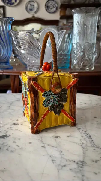 Foto de um(a) Antiga Rara Bomboniere Biscoiteira Art Deco Em Faiança Alemã, da categoria de Garrafas, potes e jarros. Antiga e rara caixa biscoiteira em faiança alemã. Lindas cores e decoração em relevo, muito decorativa. Essas peças são... Mostrado de uma perspectiva diferente. Vendido no marketplace Trésors.