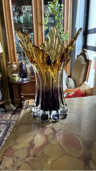 Foto de um(a) Antigo Vaso Cornucópia Em Murano Italiano Âmbar Art Deco, da categoria de Vasos. Belíssimo vaso de Murano artístico, feito à mão. Formato icônico, da mesma época das cornucópias. Década de 1960/70.Linda... Mostrado de uma perspectiva diferente. Vendido no marketplace Trésors.