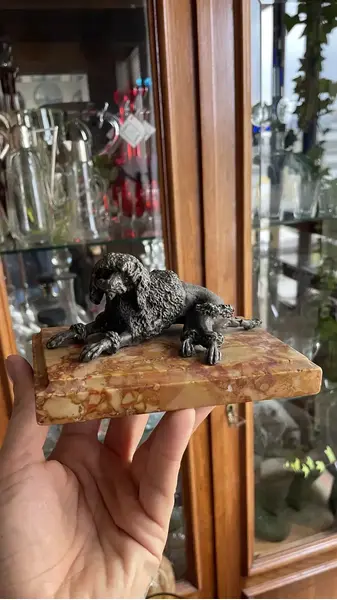 Foto de um(a) Antiga Escultura Cachorro Poodle Petit Bronze E Mármore, da categoria de Escultura. Antiga e linda escultura de cachorro da raça poodle em pétit bronze sobre mármore italiano Rosso Verona. Peça artística.... Mostrado de uma perspectiva diferente. Vendido no marketplace Trésors.