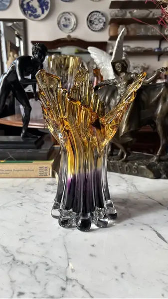 Foto de um(a) Antigo Vaso Cornucópia Em Murano Italiano Âmbar Art Deco, da categoria de Vasos. Belíssimo vaso de Murano artístico, feito à mão. Formato icônico, da mesma época das cornucópias. Década de 1960/70.Linda... Mostrado de uma perspectiva diferente. Vendido no marketplace Trésors.