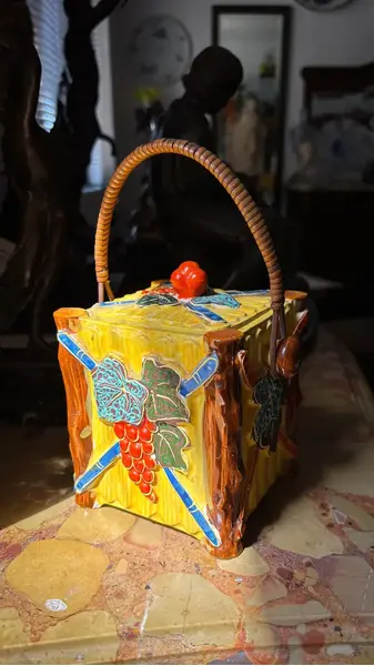 Foto de um(a) Antiga Rara Bomboniere Biscoiteira Art Deco Em Faiança Alemã, da categoria de Garrafas, potes e jarros. Antiga e rara caixa biscoiteira em faiança alemã. Lindas cores e decoração em relevo, muito decorativa. Essas peças são... Mostrado de uma perspectiva diferente. Vendido no marketplace Trésors.