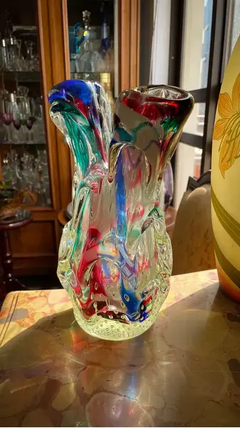 Foto de um(a) Antigo Diferente Vaso Jarro Art Deco Cactus Murano Italiano, da categoria de Vasos. Antigo e diferente vaso artístico em murano italiano colorido. Todo feito à mão, técnica de trabalho (bullicante) com bolhas... Mostrado de uma perspectiva diferente. Vendido no marketplace Trésors.