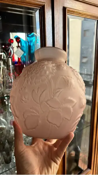 Foto de um(a) Antigo Vaso Art Deco Vidro Francês Satiné Floral Carrillo, da categoria de Vasos. ~ Made in France | Carrillo Glass ~Antigo vaso bojudo em vidro artístico francês satiné, decoração floral moldada em relevo.... Mostrado de uma perspectiva diferente. Vendido no marketplace Trésors.