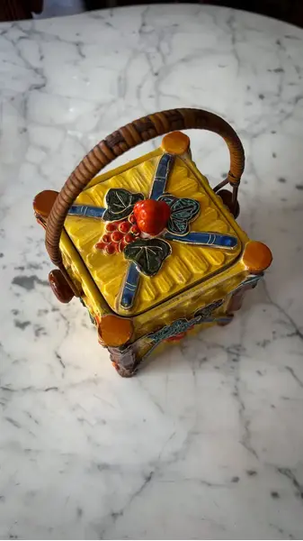 Foto de um(a) Antiga Rara Bomboniere Biscoiteira Art Deco Em Faiança Alemã, da categoria de Garrafas, potes e jarros. Antiga e rara caixa biscoiteira em faiança alemã. Lindas cores e decoração em relevo, muito decorativa. Essas peças são... Mostrado de uma perspectiva diferente. Vendido no marketplace Trésors.