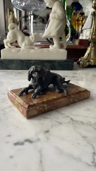 Foto de um(a) Antiga Escultura Cachorro Poodle Petit Bronze E Mármore, da categoria de Escultura. Antiga e linda escultura de cachorro da raça poodle em pétit bronze sobre mármore italiano Rosso Verona. Peça artística.... Mostrado de uma perspectiva diferente. Vendido no marketplace Trésors.