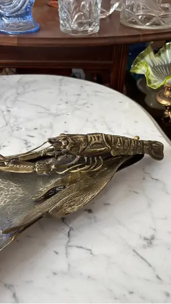 Foto de um(a) Antiga Escultura Lagosta Bronze Centro Mesa Prata Art Deco, da categoria de Centro de mesa. ~ Due Sorelle / Itália ~ Para quem gosta de peças únicas e exclusivas. Antigo e grande centro de mesa artístico em prata com... Mostrado de uma perspectiva diferente. Vendido no marketplace Trésors.