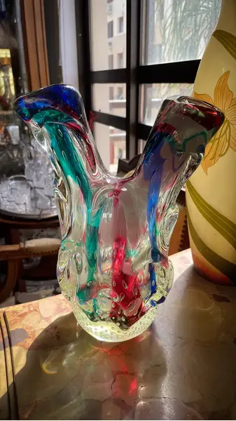 Foto de um(a) Antigo Diferente Vaso Jarro Art Deco Cactus Murano Italiano, da categoria de Vasos. Antigo e diferente vaso artístico em murano italiano colorido. Todo feito à mão, técnica de trabalho (bullicante) com bolhas... Mostrado de uma perspectiva diferente. Vendido no marketplace Trésors.
