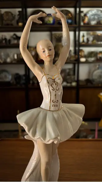 Foto de um(a) Antiga Escultura Bailarina Art Deco Porcelana Espanhola, da categoria de Escultura. ~ Os encantos de uma bailarina ~ Antiga e expressiva escultura em porcelana artística com filetes de ouro. Riqueza de... Mostrado de uma perspectiva diferente. Vendido no marketplace Trésors.