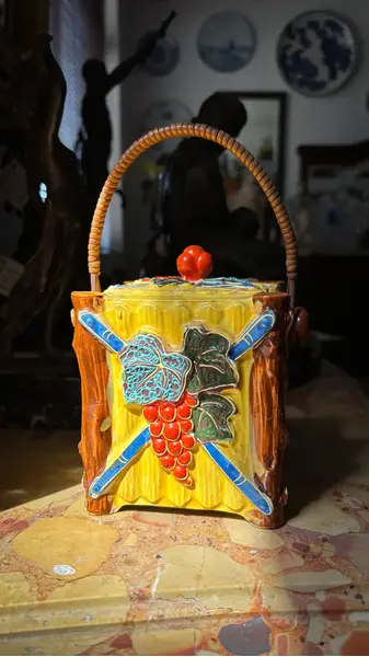 Foto de um(a) Antiga Rara Bomboniere Biscoiteira Art Deco Em Faiança Alemã, da categoria de Garrafas, potes e jarros. Antiga e rara caixa biscoiteira em faiança alemã. Lindas cores e decoração em relevo, muito decorativa. Essas peças são... Mostrado de uma perspectiva diferente. Vendido no marketplace Trésors.