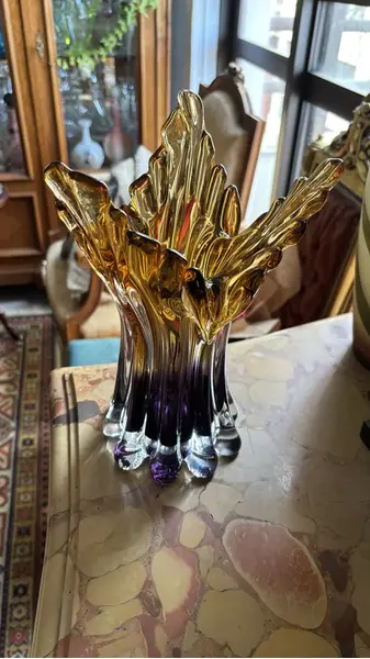 Foto de um(a) Antigo Vaso Cornucópia Em Murano Italiano Âmbar Art Deco, da categoria de Vasos. Belíssimo vaso de Murano artístico, feito à mão. Formato icônico, da mesma época das cornucópias. Década de 1960/70.Linda... Mostrado de uma perspectiva diferente. Vendido no marketplace Trésors.