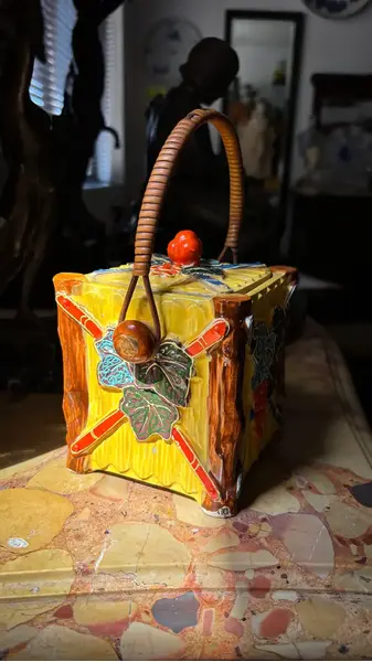 Foto de um(a) Antiga Rara Bomboniere Biscoiteira Art Deco Em Faiança Alemã, da categoria de Garrafas, potes e jarros. Antiga e rara caixa biscoiteira em faiança alemã. Lindas cores e decoração em relevo, muito decorativa. Essas peças são... Mostrado de uma perspectiva diferente. Vendido no marketplace Trésors.
