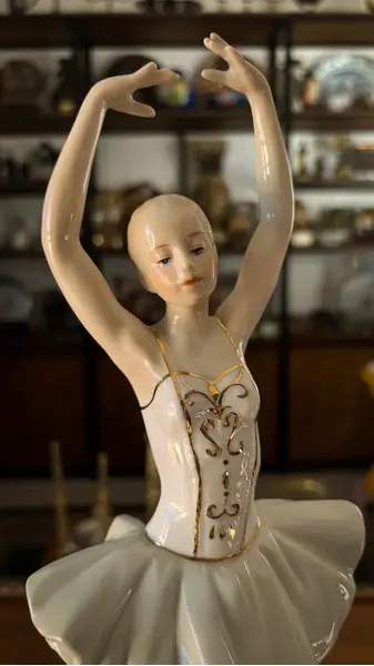Foto de um(a) Antiga Escultura Bailarina Art Deco Porcelana Espanhola, da categoria de Escultura. ~ Os encantos de uma bailarina ~ Antiga e expressiva escultura em porcelana artística com filetes de ouro. Riqueza de... Mostrado de uma perspectiva diferente. Vendido no marketplace Trésors.