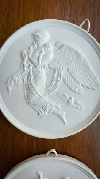 Foto de um(a) Antigo E Raro Par De Placas Anjo Em Biscuit Bing & Grondah, da categoria de Pratos Decorativos. ~ Bing & Grondah ~Antigo e raro par de placas artísticas em biscuit branco, ricamente moldadas com anjos em relevo.... Mostrado de uma perspectiva diferente. Vendido no marketplace Trésors.