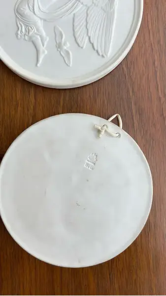 Foto de um(a) Antigo E Raro Par De Placas Anjo Em Biscuit Bing & Grondah, da categoria de Pratos Decorativos. ~ Bing & Grondah ~Antigo e raro par de placas artísticas em biscuit branco, ricamente moldadas com anjos em relevo.... Mostrado de uma perspectiva diferente. Vendido no marketplace Trésors.