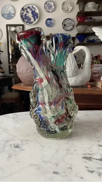 Foto de um(a) Antigo Diferente Vaso Jarro Art Deco Cactus Murano Italiano, da categoria de Vasos. Antigo e diferente vaso artístico em murano italiano colorido. Todo feito à mão, técnica de trabalho (bullicante) com bolhas... Mostrado de uma perspectiva diferente. Vendido no marketplace Trésors.
