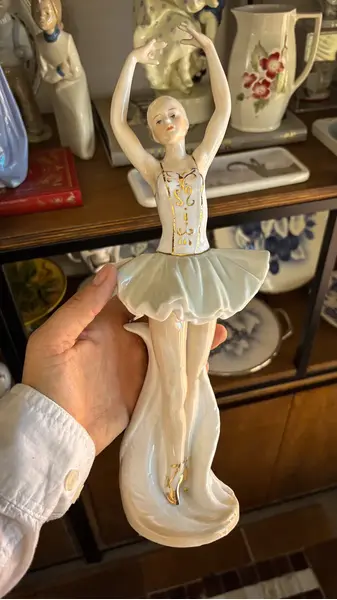 Foto de um(a) Antiga Escultura Bailarina Art Deco Porcelana Espanhola, da categoria de Escultura. ~ Os encantos de uma bailarina ~ Antiga e expressiva escultura em porcelana artística com filetes de ouro. Riqueza de... Mostrado de uma perspectiva diferente. Vendido no marketplace Trésors.