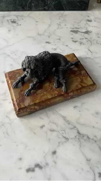Foto de um(a) Antiga Escultura Cachorro Poodle Petit Bronze E Mármore, da categoria de Escultura. Antiga e linda escultura de cachorro da raça poodle em pétit bronze sobre mármore italiano Rosso Verona. Peça artística.... Mostrado de uma perspectiva diferente. Vendido no marketplace Trésors.