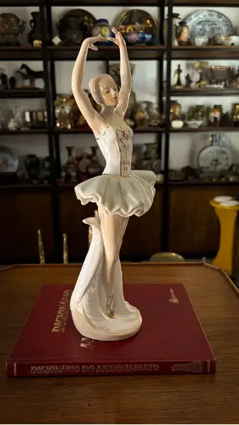 Foto de um(a) Antiga Escultura Bailarina Art Deco Porcelana Espanhola, da categoria de Escultura. ~ Os encantos de uma bailarina ~ Antiga e expressiva escultura em porcelana artística com filetes de ouro. Riqueza de... Mostrado de uma perspectiva diferente. Vendido no marketplace Trésors.