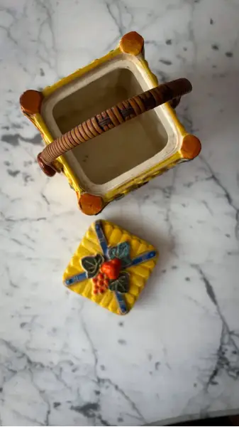 Foto de um(a) Antiga Rara Bomboniere Biscoiteira Art Deco Em Faiança Alemã, da categoria de Garrafas, potes e jarros. Antiga e rara caixa biscoiteira em faiança alemã. Lindas cores e decoração em relevo, muito decorativa. Essas peças são... Mostrado de uma perspectiva diferente. Vendido no marketplace Trésors.