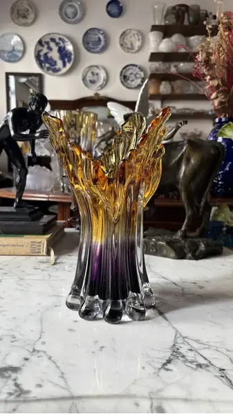 Foto de um(a) Antigo Vaso Cornucópia Em Murano Italiano Âmbar Art Deco, da categoria de Vasos. Belíssimo vaso de Murano artístico, feito à mão. Formato icônico, da mesma época das cornucópias. Década de 1960/70.Linda... Mostrado de uma perspectiva diferente. Vendido no marketplace Trésors.