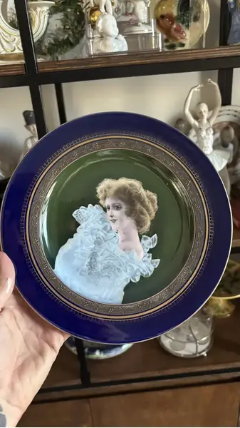 Foto de um(a) Antigo Prato Art Nouveau Rosto Dama Porcelana Limoges Azul, da categoria de Pratos Decorativos. Antigo prato artístico em porcelana francesa, cor azul cobalto. Pintado à mão. Original do início do século XX.Medida 24cm. Mostrado de uma perspectiva diferente. Vendido no marketplace Trésors.