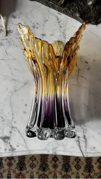 Foto de um(a) Antigo Vaso Cornucópia Em Murano Italiano Âmbar Art Deco, da categoria de Vasos. Belíssimo vaso de Murano artístico, feito à mão. Formato icônico, da mesma época das cornucópias. Década de 1960/70.Linda... Mostrado de uma perspectiva diferente. Vendido no marketplace Trésors.