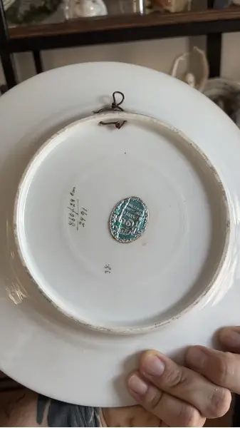 Foto de um(a) Antigo Prato Art Nouveau Rosto Dama Porcelana Limoges Azul, da categoria de Pratos Decorativos. Antigo prato artístico em porcelana francesa, cor azul cobalto. Pintado à mão. Original do início do século XX.Medida 24cm. Mostrado de uma perspectiva diferente. Vendido no marketplace Trésors.