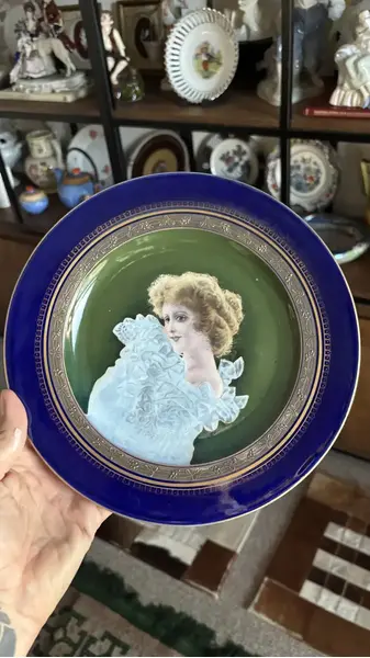 Foto de um(a) Antigo Prato Art Nouveau Rosto Dama Porcelana Limoges Azul, da categoria de Pratos Decorativos. Antigo prato artístico em porcelana francesa, cor azul cobalto. Pintado à mão. Original do início do século XX.Medida 24cm. Mostrado de uma perspectiva diferente. Vendido no marketplace Trésors.