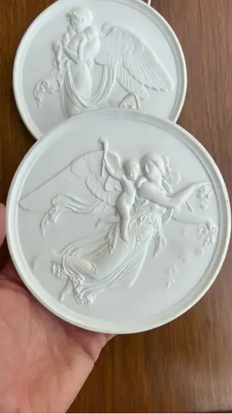 Foto de um(a) Antigo E Raro Par De Placas Anjo Em Biscuit Bing & Grondah, da categoria de Pratos Decorativos. ~ Bing & Grondah ~Antigo e raro par de placas artísticas em biscuit branco, ricamente moldadas com anjos em relevo.... Mostrado de uma perspectiva diferente. Vendido no marketplace Trésors.