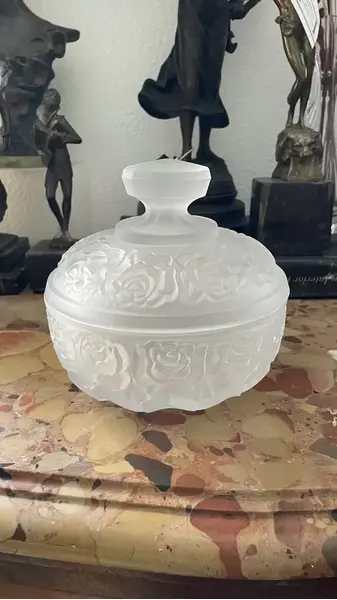 Foto de um(a) Antiga Caixa Decorativa Bomboniere Cristal Francês Satiné, da categoria de Cestos e Caixas. Antiga e imponente caixa decorativa, porta joias ou bomboniere em cristal francês satiné. Decoração floral em relevo,... Mostrado de uma perspectiva diferente. Vendido no marketplace Trésors.