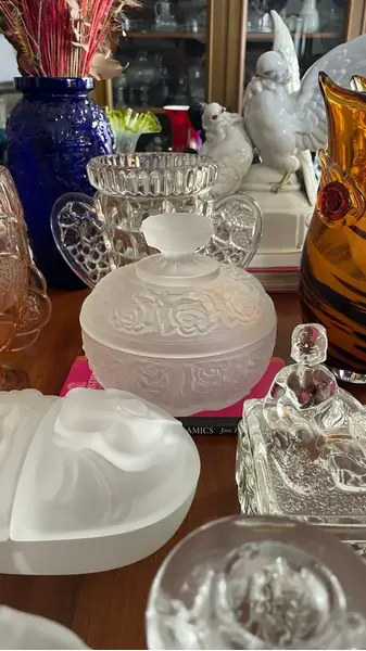 Foto de um(a) Antiga Caixa Decorativa Bomboniere Cristal Francês Satiné, da categoria de Cestos e Caixas. Antiga e imponente caixa decorativa, porta joias ou bomboniere em cristal francês satiné. Decoração floral em relevo,... Mostrado de uma perspectiva diferente. Vendido no marketplace Trésors.