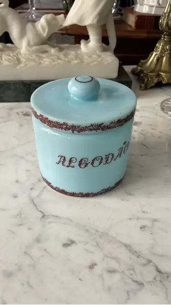 Foto de um(a) Antigo Pote Para Algodão Caixa Em Opalina Francesa Azul, da categoria de Garrafas, potes e jarros. Antiga caixa pote para algodão em opalina francesa azul. Peça versátil e decorativa. Medidas 12x13cm. Mostrado de uma perspectiva diferente. Vendido no marketplace Trésors.