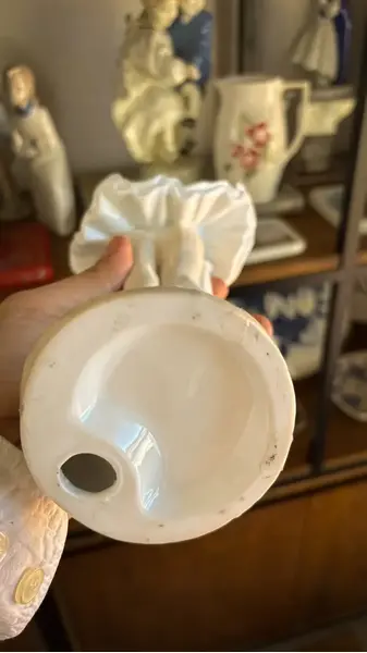 Foto de um(a) Antiga Escultura Bailarina Art Deco Porcelana Espanhola, da categoria de Escultura. ~ Os encantos de uma bailarina ~ Antiga e expressiva escultura em porcelana artística com filetes de ouro. Riqueza de... Mostrado de uma perspectiva diferente. Vendido no marketplace Trésors.