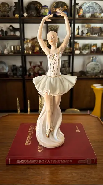 Foto de um(a) Antiga Escultura Bailarina Art Deco Porcelana Espanhola, da categoria de Escultura. ~ Os encantos de uma bailarina ~ Antiga e expressiva escultura em porcelana artística com filetes de ouro. Riqueza de... Mostrado de uma perspectiva diferente. Vendido no marketplace Trésors.