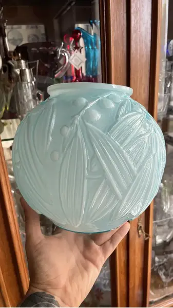 Foto de um(a) Antigo Raro Vaso Jarro Bojudo Em Opalina Azul Art Deco, da categoria de Vasos. Antigo e lindo vaso bojudo em opalina artística na cor azul, linda decoração com folhagens em relevo. Muito decorativo e... Mostrado de uma perspectiva diferente. Vendido no marketplace Trésors.