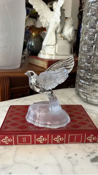 Foto de um(a) Antiga Escultura Pássaro Art Deco Em Cristal Francês Satiné, da categoria de Escultura. Luminarc - Verrerie D'arques, France. Antiga escultura artística representando pássaro em movimento, moldado em bloco de... Mostrado de uma perspectiva diferente. Vendido no marketplace Trésors.